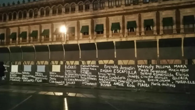 Screenshot_2021-03-07 Activistas utilizan valla de Palacio Nacional para pintar nombres de víctimas de feminicidio