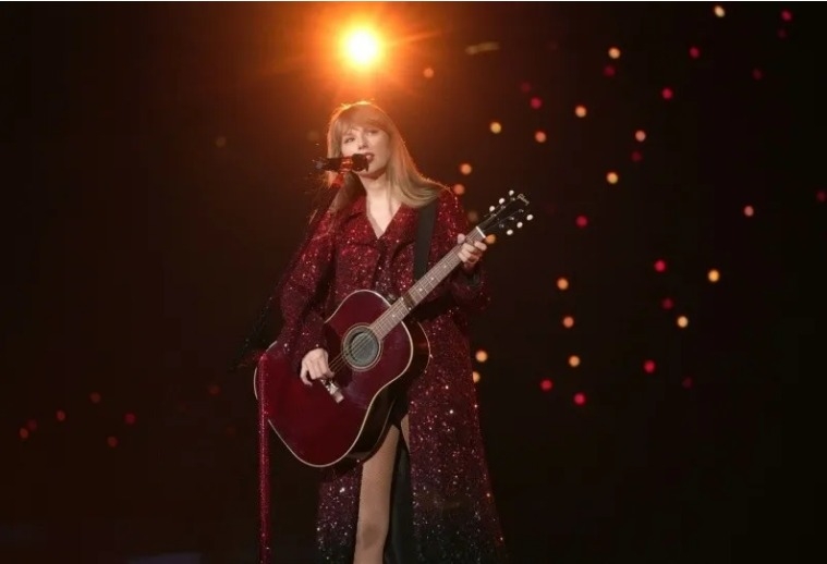 Uno de los mejores momentos de la noche fue cuando Taylor interpretó la versión de 10 minutos de "All Too Well"